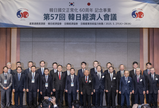 Korean and Japanese business leaders join a group photo session during the opening ceremony of the 57th Korea-Japan Business Conference at a hotel in Seoul on May 27, 2025. [YONHAP]