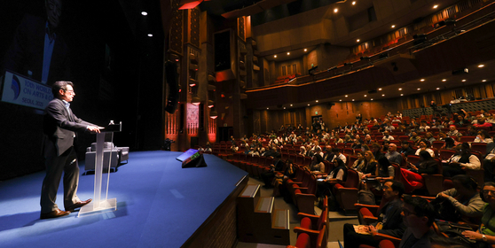 Choung Byoung-gug, chairperson of the Arts Council Korea (Arko), delivers opening remarks during the 10th World Summit on Arts and Culture at the Arko Arts Theater in Jongno District, central Seoul, on May 28. [NEWS1] 
