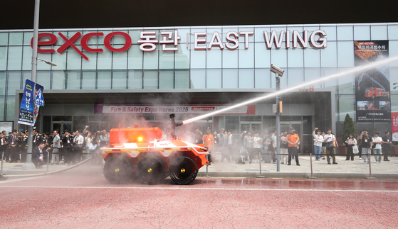 Visitors watch a demonstration of an unmanned robotic firefighting vehicle jointly developed by the National Fire Agency and Hyundai Motor Group at the 2025 International Fire & Safety Expo Korea, which opened at Exco in Buk District, Daegu, on May 28. [NEWS1]