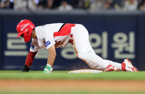 Kia Tigers infielder Kim Do-young steals second base with two outs in the bottom of the fifth inning during the KBO game against the Kiwoom Heroes at Gwangju-Kia Champions Field in Gwangju on May 27. [YONHAP] 