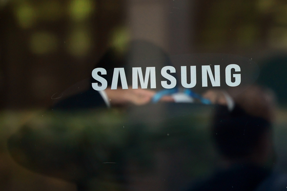 Samsung's logo is seen outside Samsung Electronics' offices in Seocho District, southern Seoul, on April 30. [YONHAP] 