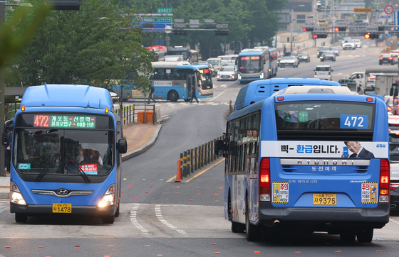 Buses are seen passing over a street in Jung District, central Seoul on May 28, after the Seoul bus union postponed a scheduled strike the same day. [YONHAP] 
