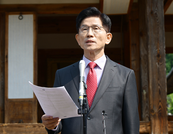 People Power Party presidential candidate Kim Moon-soo speaks on current issues after touring the birthplace of former First Lady Yuk Young-soo in Okcheon, North Chungcheong on May 25. [JOONGANG ILBO] 