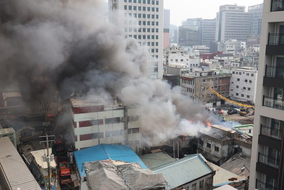 A fire broke through an old building near Sewoon Plaza in Jung District, central Seoul, on May 28. [YONHAP]