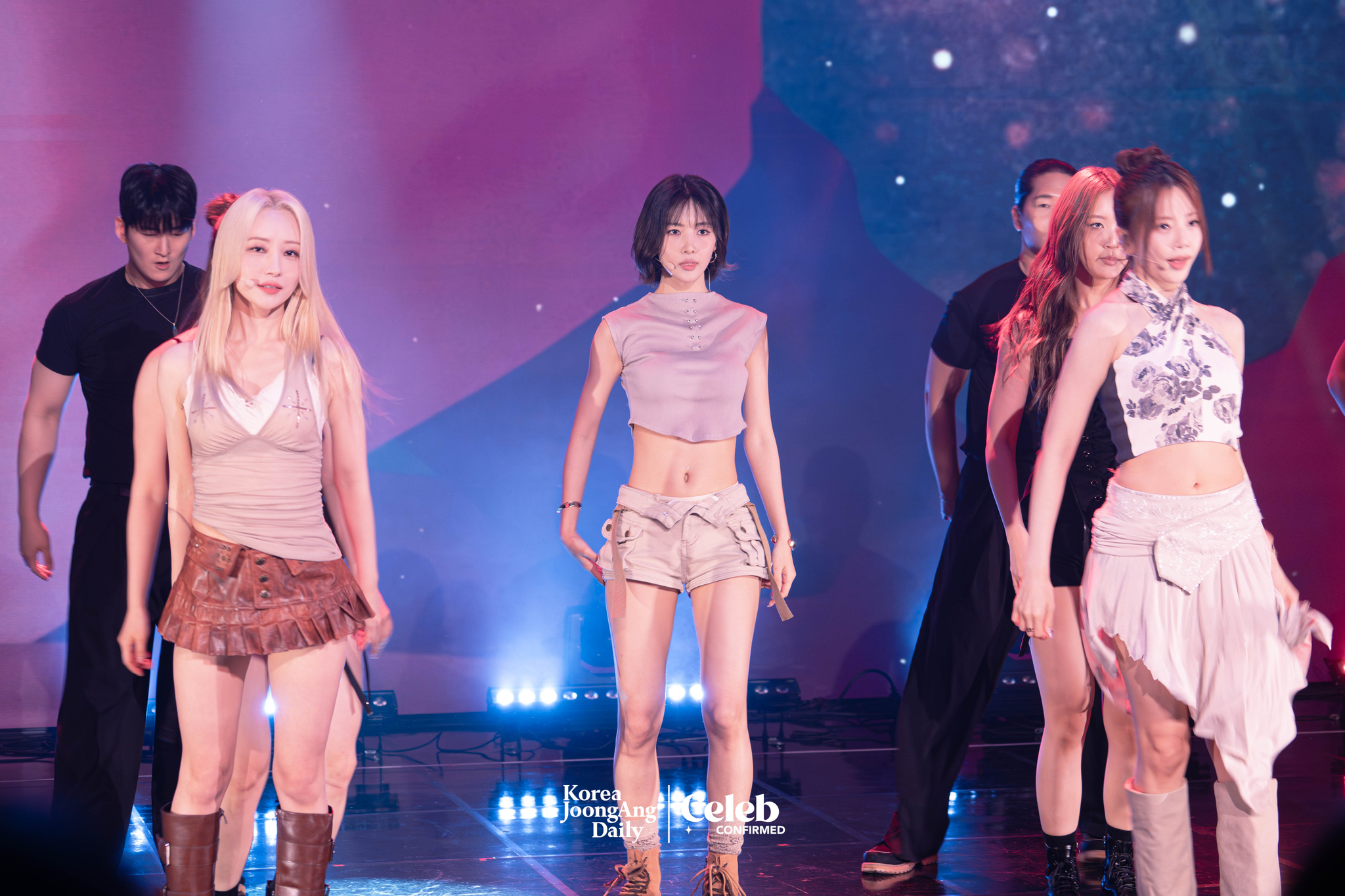 Girl group UAU performs lead track “2 Months” during a showcase for the release of its first EP, “Playlist #You Are You,” at the Ilchi Art Hall in southern Seoul on May 28. [DANIELA GONZALEZ PEREZ]