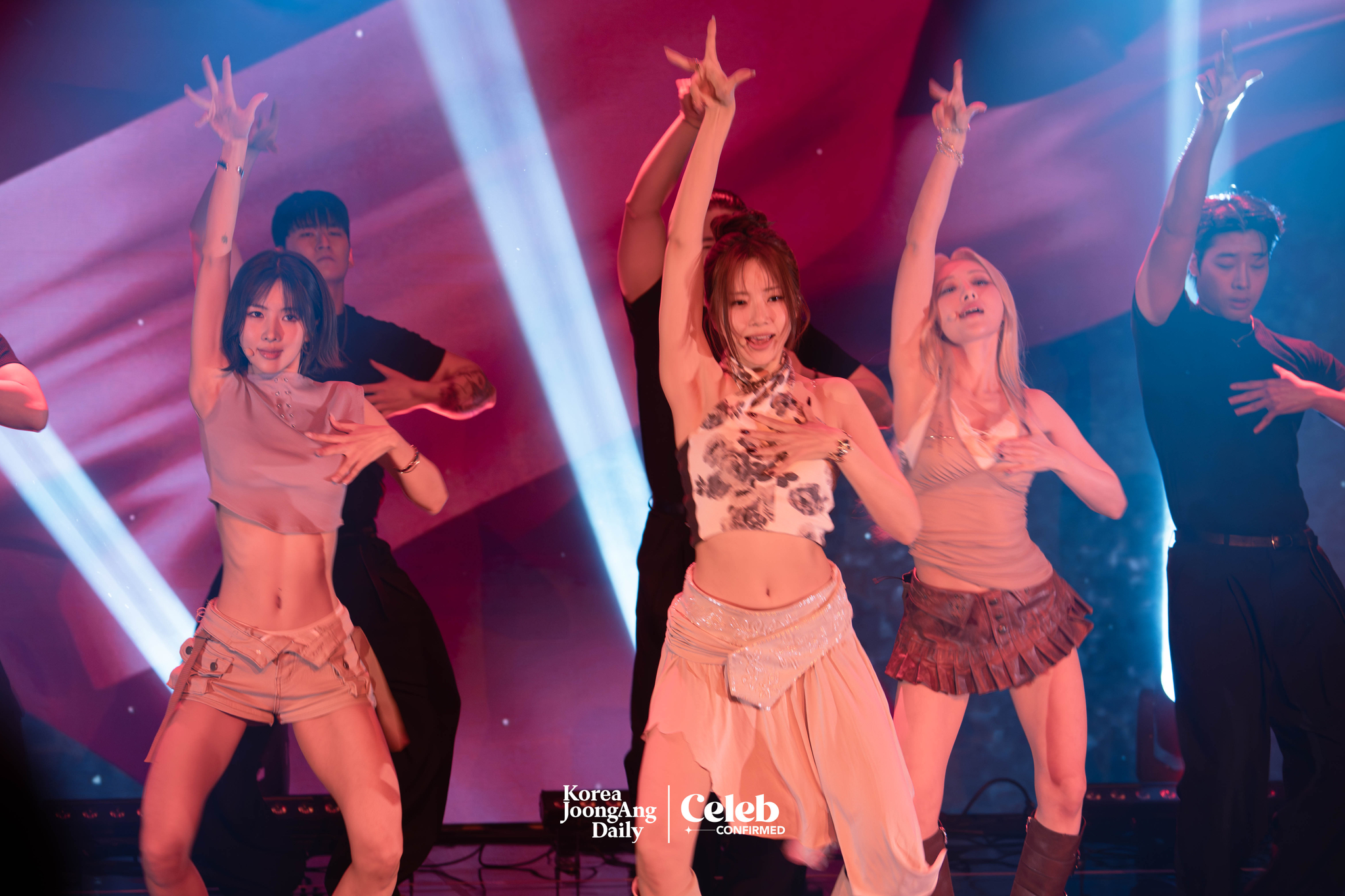 Girl group UAU performs lead track “2 Months” during a showcase for the release of its first EP, “Playlist #You Are You,” at the Ilchi Art Hall in southern Seoul on May 28. [DANIELA GONZALEZ PEREZ]