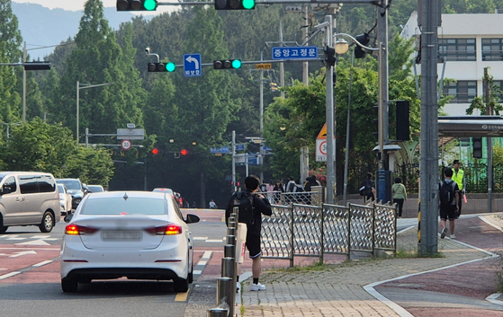 A high school student rides to school in a parent’s car in Changwon, South Gyeongsang on May 28. [JOONGANG ILBO]