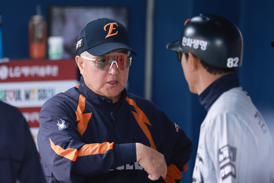 Hanwha Eagles manager Kim Kyung-moon, left, chats with third base coach Kim Jae-gul during a Korea Baseball Organization regular-season game against the LG Twins at Jamsil Baseball Stadium in Seoul on May 27, 2025. [YONHAP]
