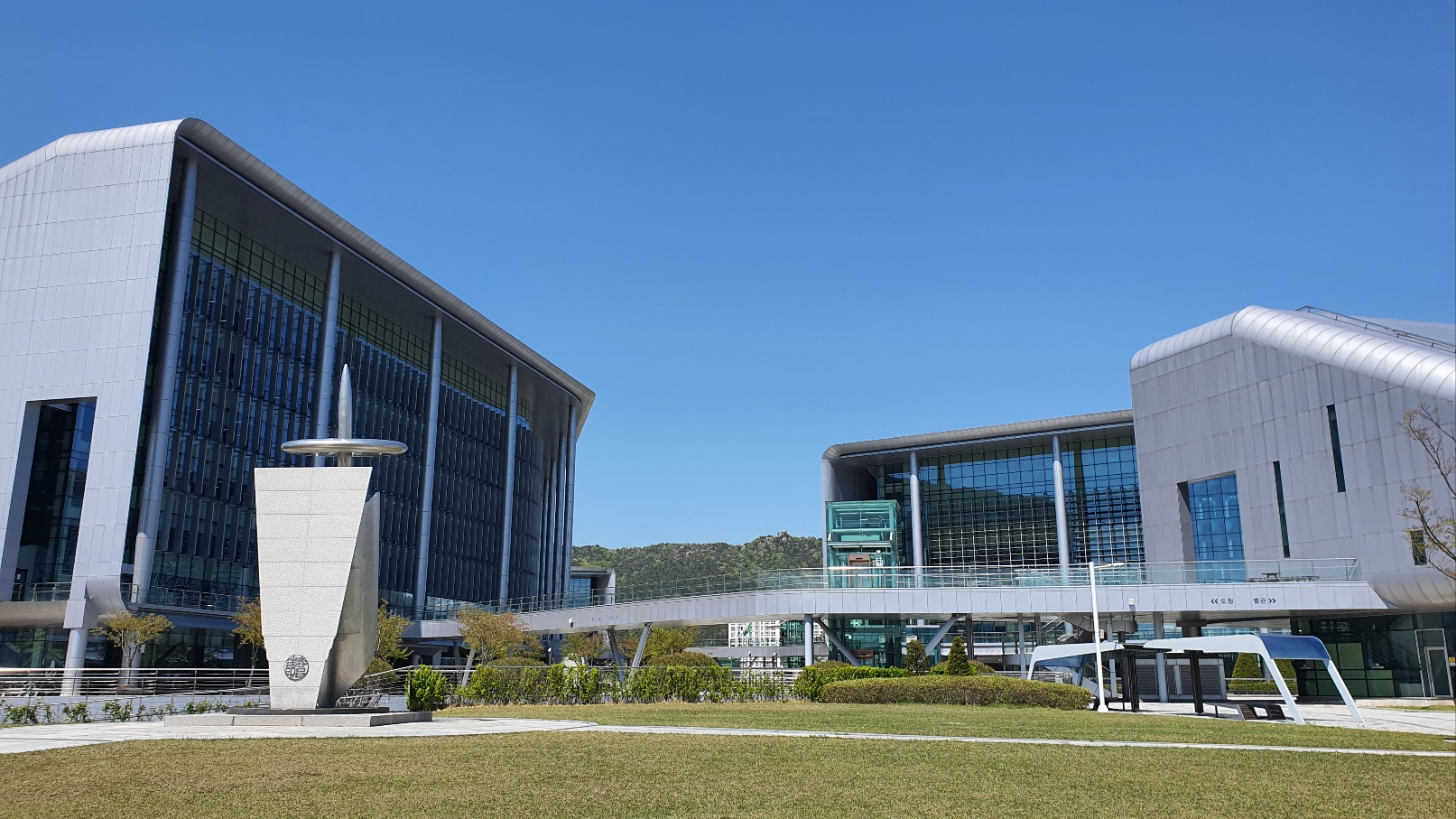 The South Chungcheong Provincial Office building in Hongseong County, South Chungcheong [SOUTH CHUNGCHEONG PROVINCIAL OFFICE]