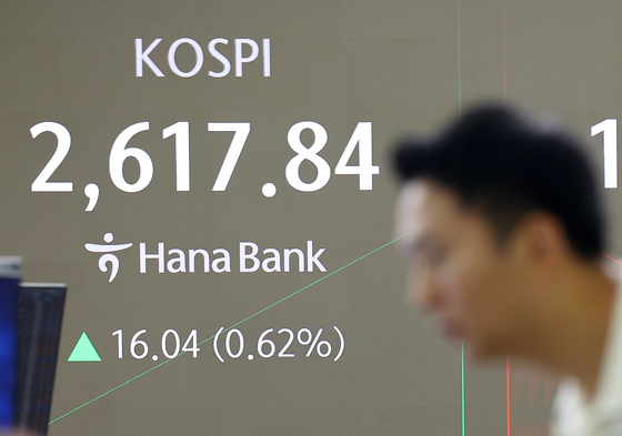 The Kospi is shown on a screen in the dealing room at Hana Bank's headquarters in Jung District, central Seoul on May 21. [YONHAP]
