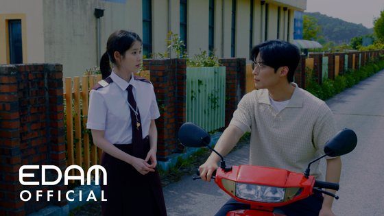 A scene from the music video for IU's cover of “Never Ending Story,” the 2002 classic by rock band Boohwal [EDAM ENTERTAINMENT]