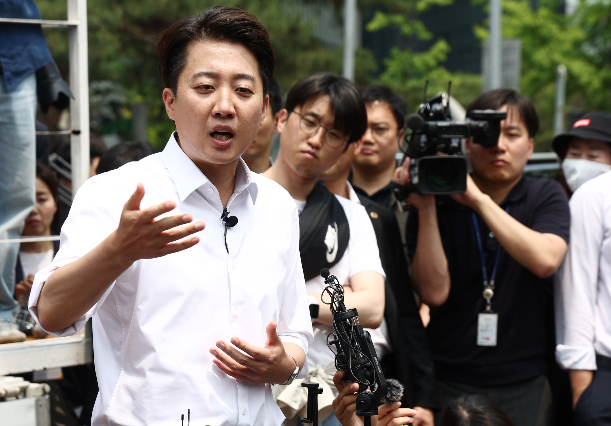 Lee Jun-seok speaks to reporters after a campaign stop at Yeouido Park in western Seoul on May 28. [NEWS1]