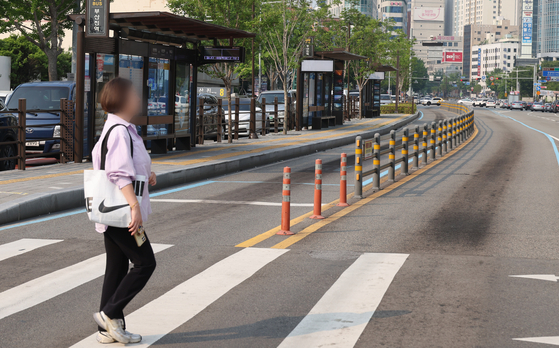 The bus rapid transit lane in front of Busanjin Station in Busan, stands empty on May 28 as city buses in the region go on full strike following a breakdown in labor negotiations. [JOONGANG ILBO]