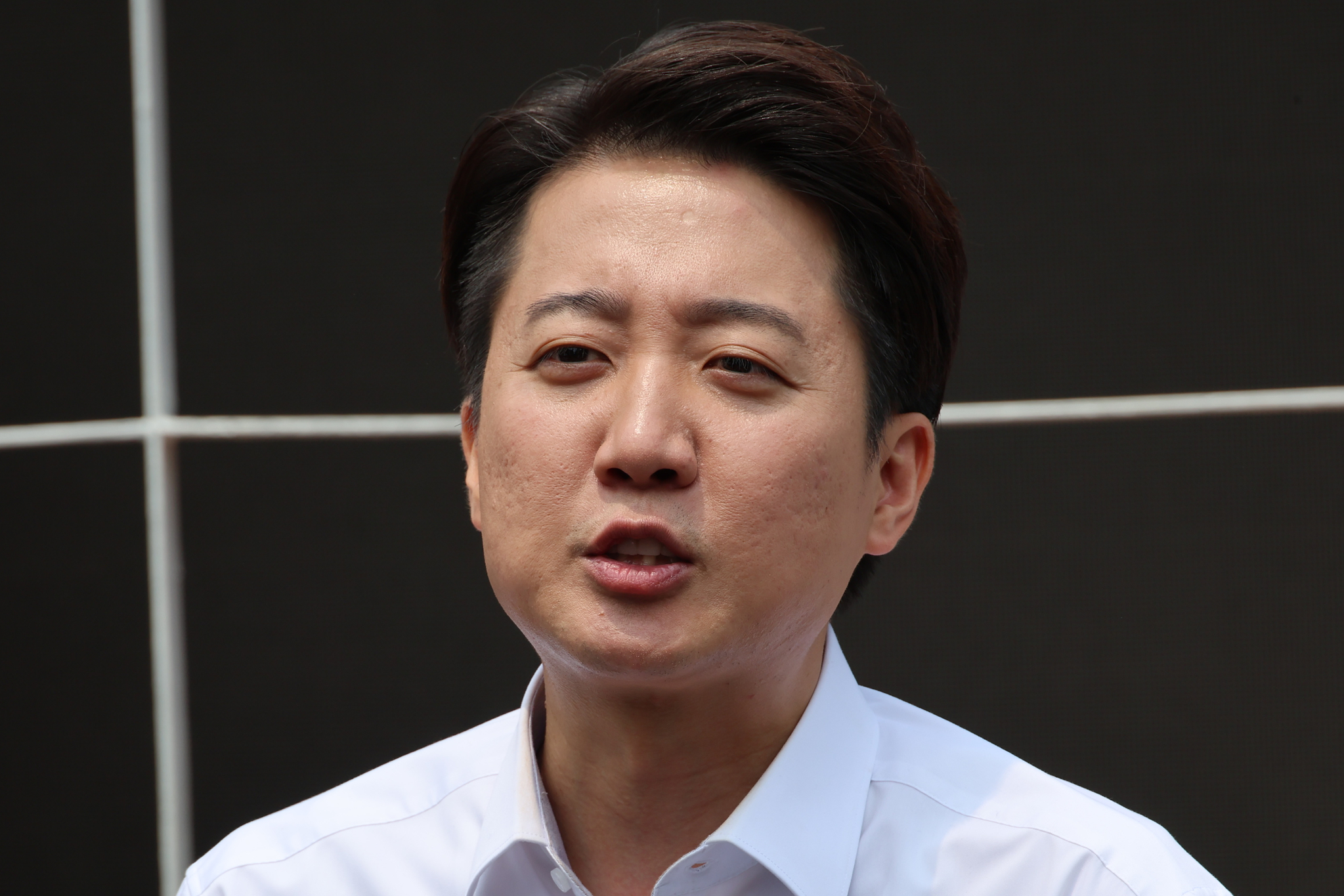 Lee Jun-seok speaks to reporters after a campaign stop at Yeouido Park in western Seoul on May 28. [YONHAP] 