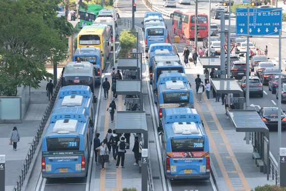 Buses are seen at an exchange stop near Seoul Station in Jung District, central Seoul, on May 7. [YONHAP] 