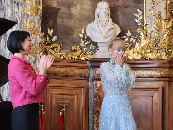 Soprano Sumi Jo receives France's Commandeur of the Order of Arts and Letters during an awards ceremony at the Opera-Comique in Paris on May 26. [YONHAP]