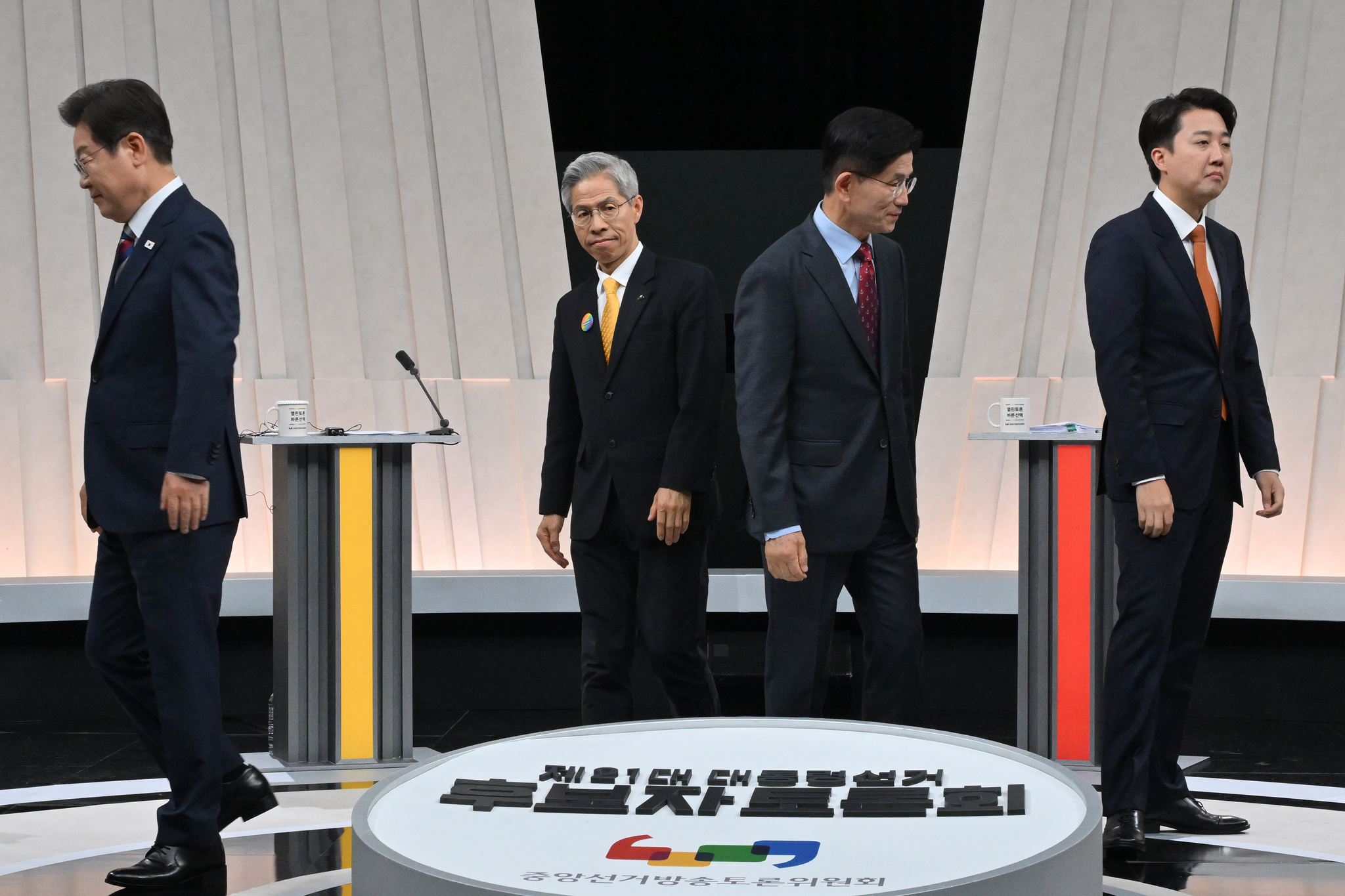From left, Lee Jae-myung of the Democratic Party, Kwon Young-kook of the Democratic Labor Party, Kim Moon-soo of the People Power Party and Lee Jun-seok of the minor Reform Party take part in their third and final debate at the MBC studio in Mapo District, western Seoul, on May 27. [JOINT PRESS CORPS]