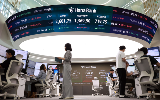 Dealers work at their desks in the main dealing room of Hana Bank's headquarters in central Seoul on May 26. [YONHAP]