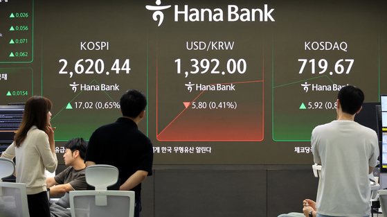 Employees monitor stock and currency markets at Hana Bank’s headquarters dealing room in Jung District, central Seoul, on May 20. [YONHAP]