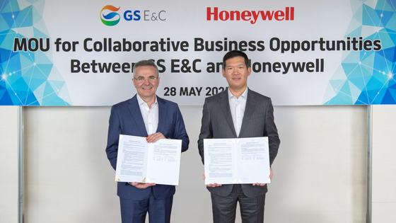 GS E&C Huh Yoon-hong, right, and Honeywell Industrial Automation CEO Lucian Boldea pose after signing a memorandum of understanding for collaborative business opportunities on May 28. [GS E&C] 