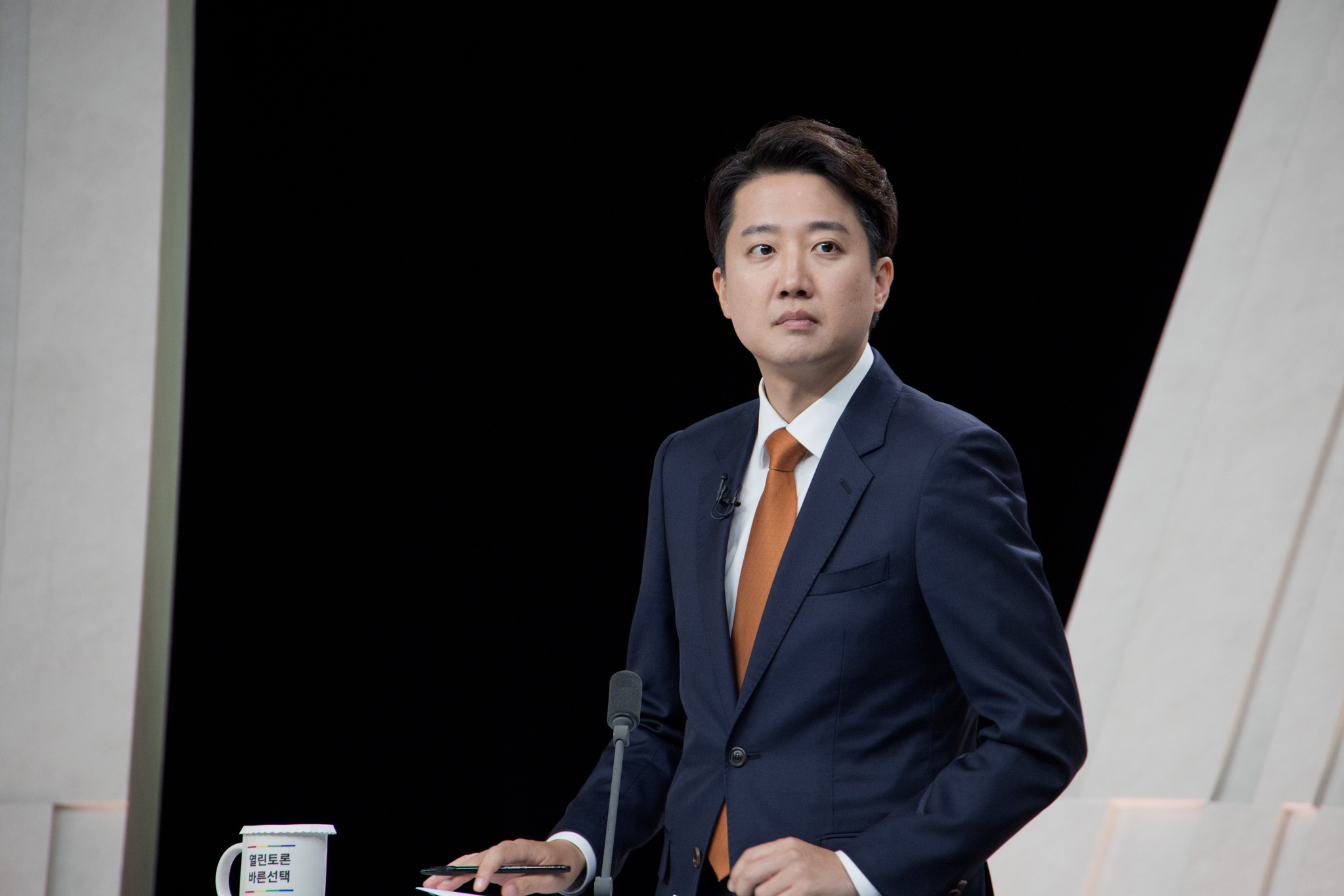 Lee Jun-seok, the presidential candidate for the Reform Party, prepares for the third and final debate at the MBC studio in Mapo District, western Seoul, on May 27. [JOINT PRESS CORPS] 