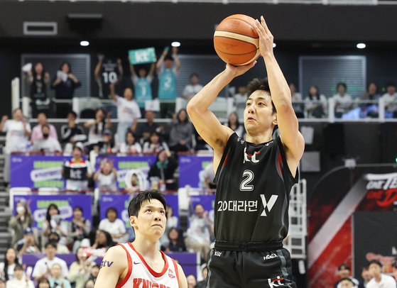 Heon Hoon shoots during the KBL playoff game between Suwon KT Sonicboom and Seoul SK Knights at Suwon KT Sonicboom Arena in Suwon, Gyeonggi on April 29. [YONHAP] 