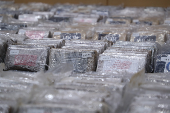 Cocaine seized from a foreign vessel docked at a port in Gangneung is displayed at the Donghae Regional Coast Guard Headquarters in Donghae, Gangwon, on May 28. The drugs were confiscated on April 2 during a joint operation by the Donghae Regional Coast Guard and the Seoul Main Customs Office. [YONHAP]