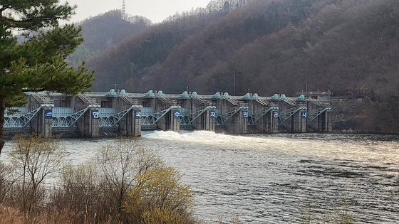 Water is being released in an emergency discharge at Andong Dam in North Gyeongsang on March 26. [NEWS1]