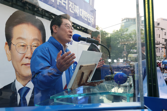 Democratic Party presidential candidate Lee Jae-myung speaks during a campaign rally at a square in Seongdong District, eastern Seoul, on May 28. [JOONGANG ILBO]