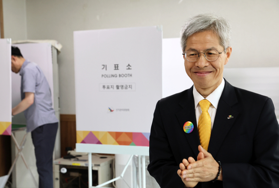 Kwon Young-guk, presidential candidate of the Democratic Labor Party, casts his ballot at an early voting station set up in Yeosu, South Jeolla on May 29, the first day of early voting for the 21st presidential election. [YONHAP] 