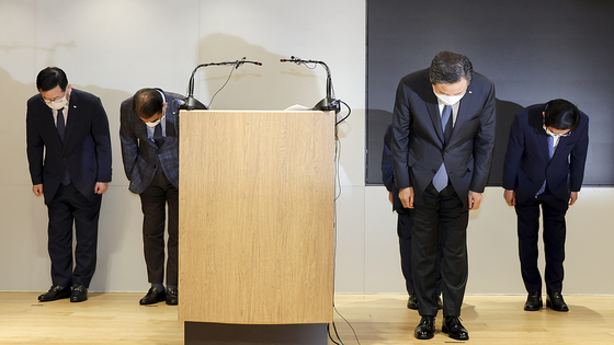 SPC Group Chairman Hur Young-in bows in apology for the death of a female worker in her 20s who died in an industrial accident at a SPC-affiliated plant in Pyeongtaek on Oct. 21, 2022. [YONHAP] 