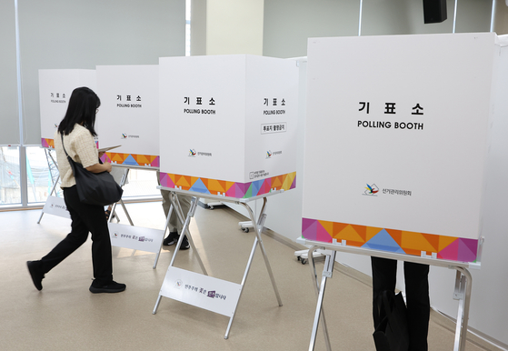 A voter walks toward a polling booth at a voting station set up in Jung District, central Seoul, on May 29, the first day of early voting for the 21st presidential election. [YONHAP]