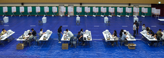 A day before the early voting for the 21st presidential election, election officials, including National Election Commission staff and civil servants, conduct a final inspection of early voting stations at the Yeonmu Culture and Sports Center in Nonsan, South Chungcheong, on May 28. [JOONGANG ILBO]