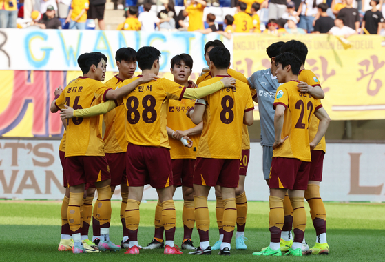 Gwangju FC huddle before the K League 1 match against Gangwon FC at Gwangju World Cup Stadium in Gwangju on May 25. [YONHAP] 
