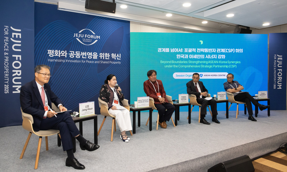 From left, Ambassador Lee Jang-keun, Korea’s envoy to Asean, Ambassador Maria Theresa B. Dizon-de Vega of the Philippines to Korea, Ambassador Songkane Luangmuninthone of Laos, Ambassador Dato’ Mohd Zamruni bin Khalid of Malaysia and Ambassador Tanee Sangrat of Thailand speak during the session "Beyond Boundaries: Strengthening Asean-Korea Synergies under the Comprehensive Strategic Partnership (CSP)" hosted by the ASEAN-Korea Centre at the Jeju Forum held at the International Convention Center Jeju on May 29. [ASEAN-KOREA CENTRE]
