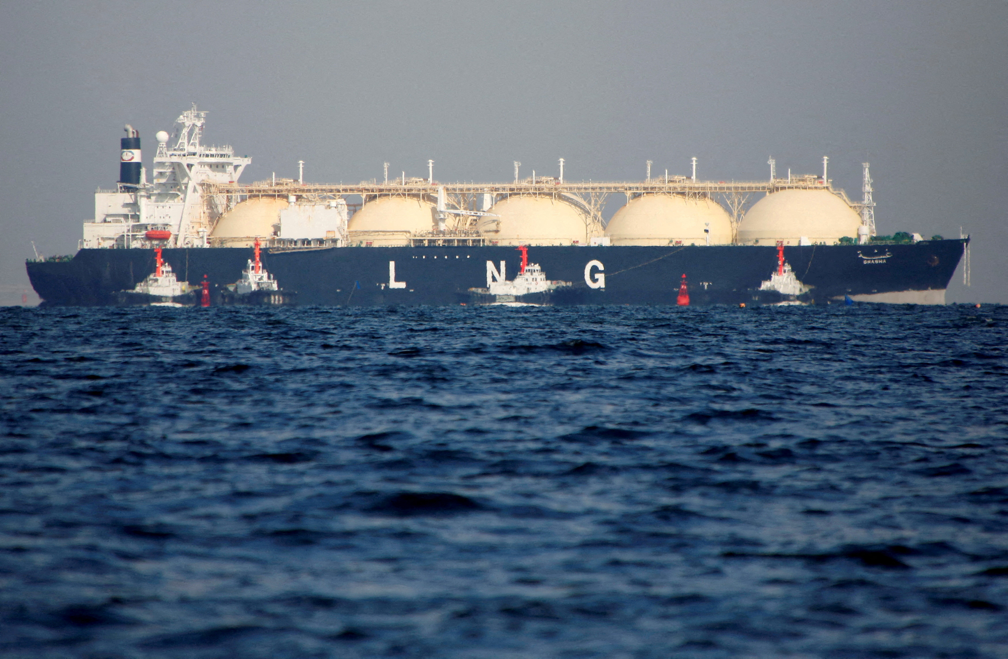 A liquefied natural gas (LNG) tanker is tugged towards a thermal power station in Futtsu, east of Tokyo, Japan, November 13, 2017. [REUTERS/YONHAP]