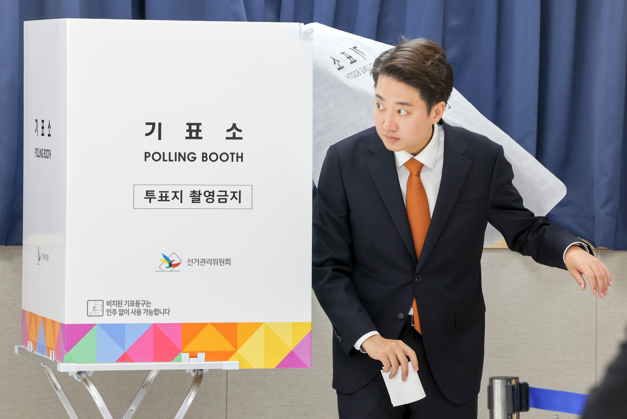 Lee Jun-seok, presidential candidate from the minor Reform Party, participates in early voting at a community center in Hwaseong, Gyeonggi on May 29. [NEWS1]