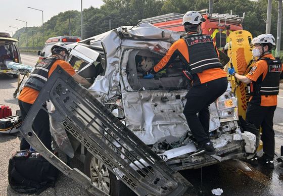 A Kia Carnival lies in ruins after a 25-ton dump truck rear-ended it on the Seoul-bound side of the Incheon International Airport Expressway near the Incheon Airport toll gate on May 29. [INCHEON FIRE SERVICES] 