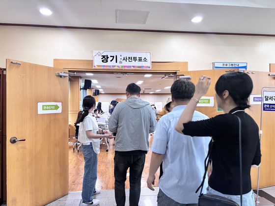 Voters continue to arrive at an advance polling station set up at the Janggi Administrative Welfare Center in Dalseo District, Daegu, at 10 a.m. on May 29. [JOONGANG ILBO]