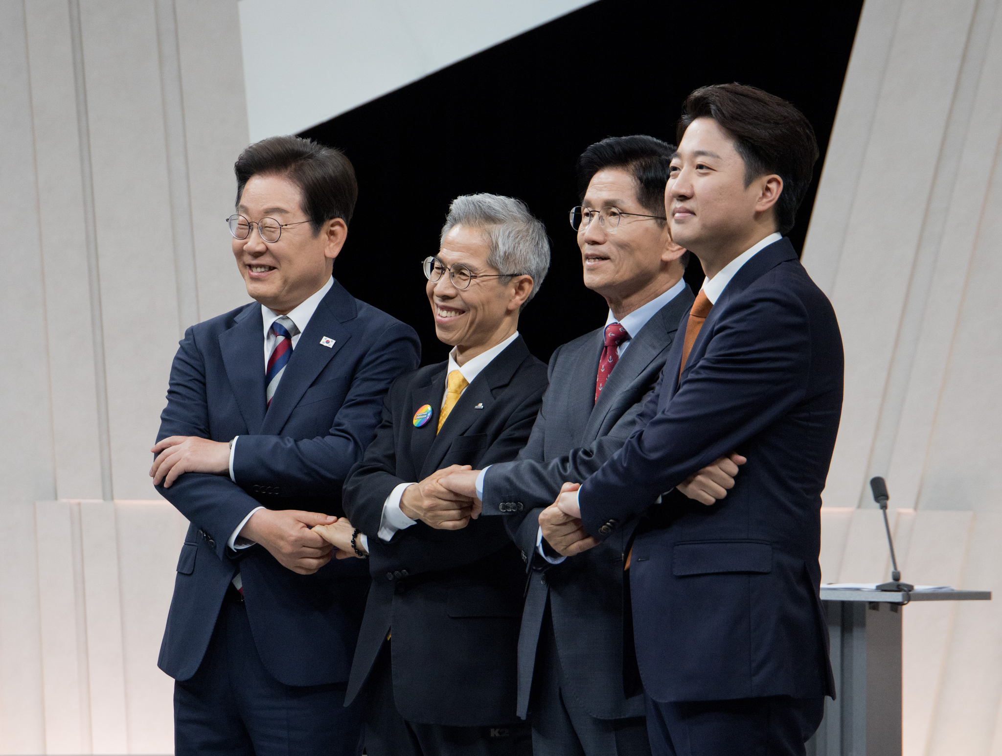 From left: Lee Jae-myung of the Democratic Party, Kwon Young-kook of the Democratic Labor Party, Kim Moon-soo of the People Power Party and Lee Jun-seok of the Reform Party pose for a commemorative photograph before the third and final presidential candidates' debate at the MBC studio in Mapo District, western Seoul, on May 27. [JOINT PRESS CORPS] 