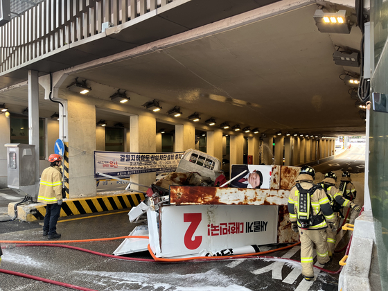 A campaign truck promoting Kim Moon-soo, the presidential candidate from the People Power Party, caught fire on May 30 inside Galwol underground tunnel in Yongsan District, central Seoul. Firefighters extinguished the fire within 14 minutes. [NEWS1]