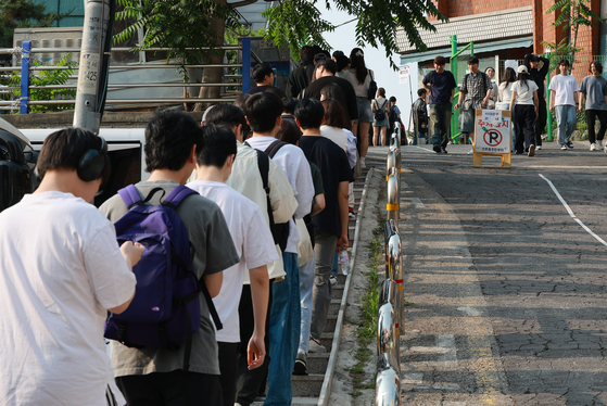 Voters line up to cast their ballots at the Sinchon-dong early voting station set up at the former Sinchon-dong Community Service Center in Seodaemun District, western Seoul, on the second day of early voting for the 21st presidential election on May 30. [YONHAP]