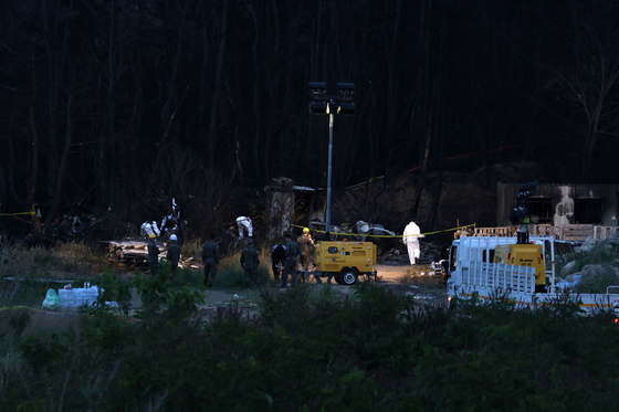 Military personnel recover the bodies of the crew at the site of a Navy patrol aircraft crash in Sinjeong-ri, Donghae-myeon, southern Pohang, North Gyeongsang, on May 29. [YONHAP] 