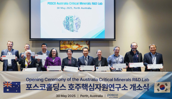 Posco Holdings Chair Chang In-hwa, fifth from right, poses with officials from local research centers and mining companies during the opening ceremony of the Korean steelmaker's key minerals research center in Perth, Western Australia, on May 30. [POSCO]