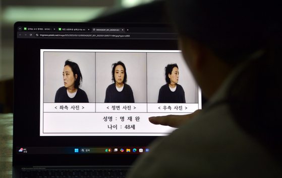A person reads a news report on Myeong Jae-wan, the teacher accused of fatally stabbing a 7-year-old student at an elementary school in Daejeon in February, in a household in Daejeon on March 12. [JOONGANG ILBO]