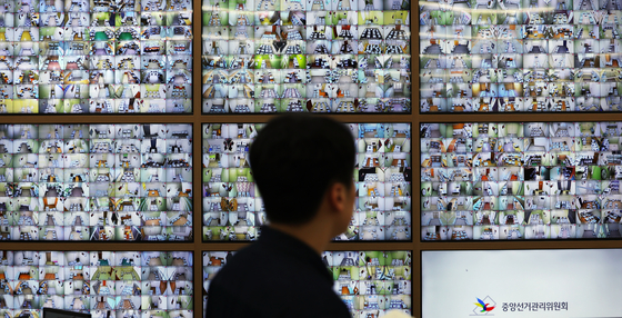 Election officials monitor CCTV footage of storage areas for early voting ballot boxes at the National Election Commission’s central election control center in Gwacheon, Gyeonggi, on the morning of May 30, the second day of early voting for the 21st presidential election. [NEWS1] 