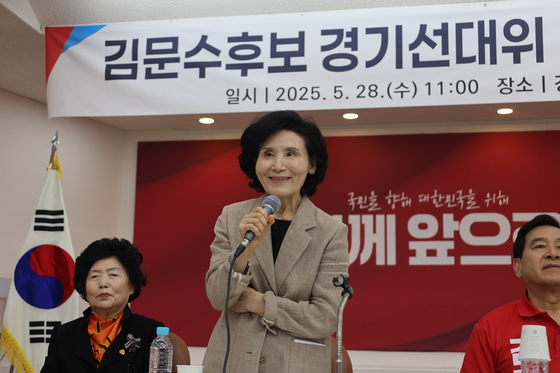 Seol Nan-young, a former social activist and the spouse of People Power Party presidential candidate Kim Moon-soo, speaks at a campaign event in Suwon, Gyeonggi, on May 28. [NEWS1] 