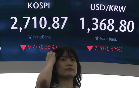 A screen in Hana Bank's trading room in central Seoul shows the Kospi opening on May 30. [YONHAP]