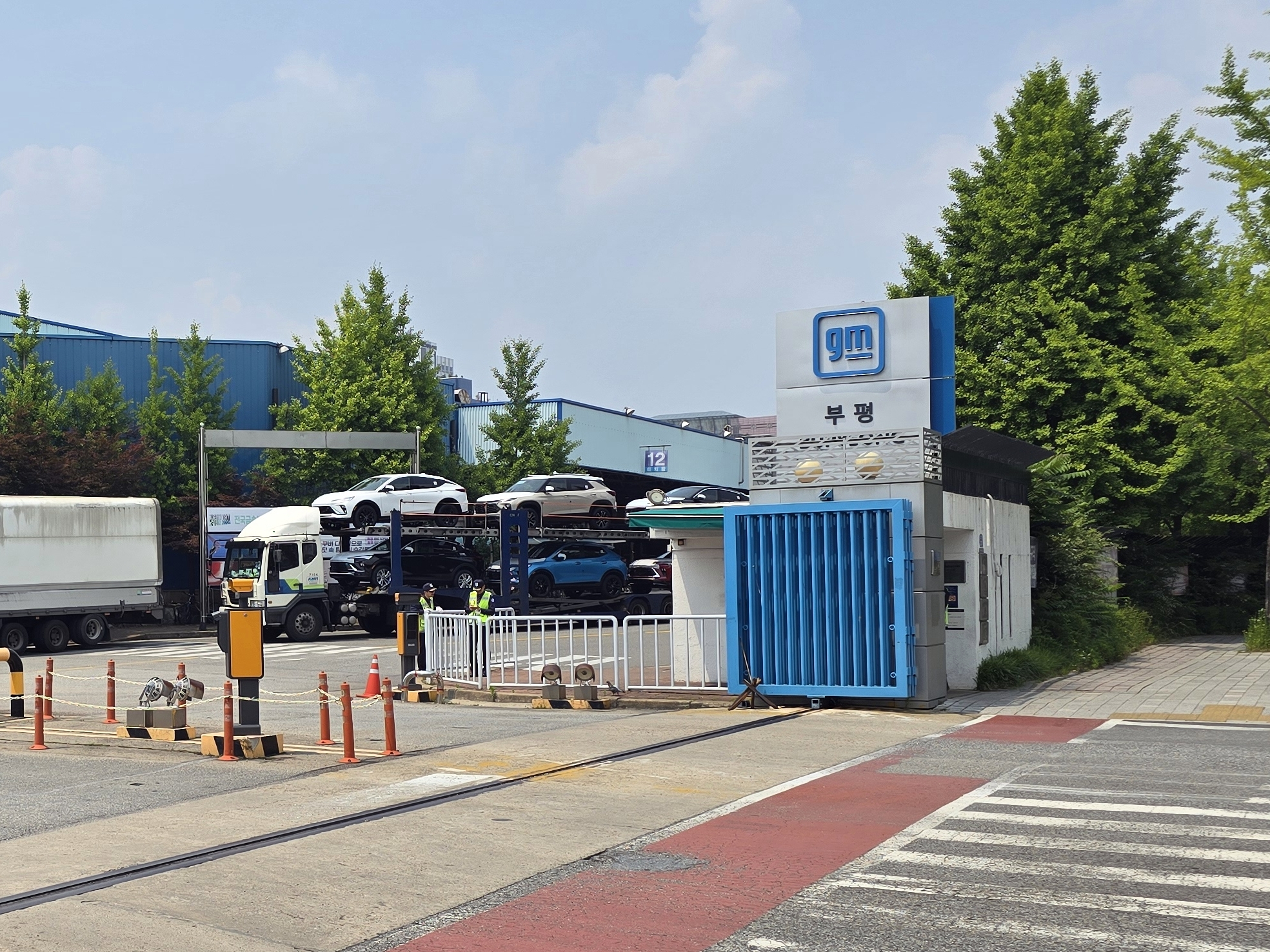 The main gate of GM Korea’s plant in Bupyeong District, Incheon. The company announced cost-cutting measures, including the sale of its company-run service centers and idle land at the Bupyeong site, on May 28. [JOONGANG ILBO]