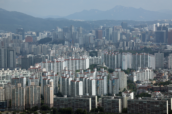 Apartments in downtown Seoul are seen from Yeouido Square Tower in Yeouido, western Seoul on Aug. 16, 2022. [YONHAP] 